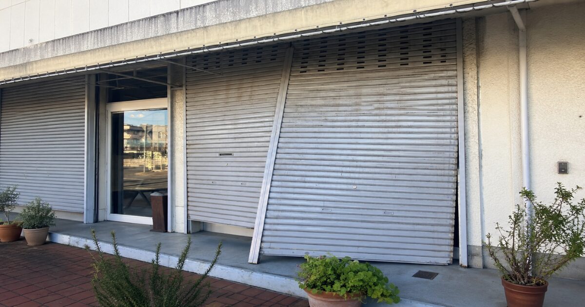 傾きは防犯上の隙間につながることがある 店舗シャッターの故障事例